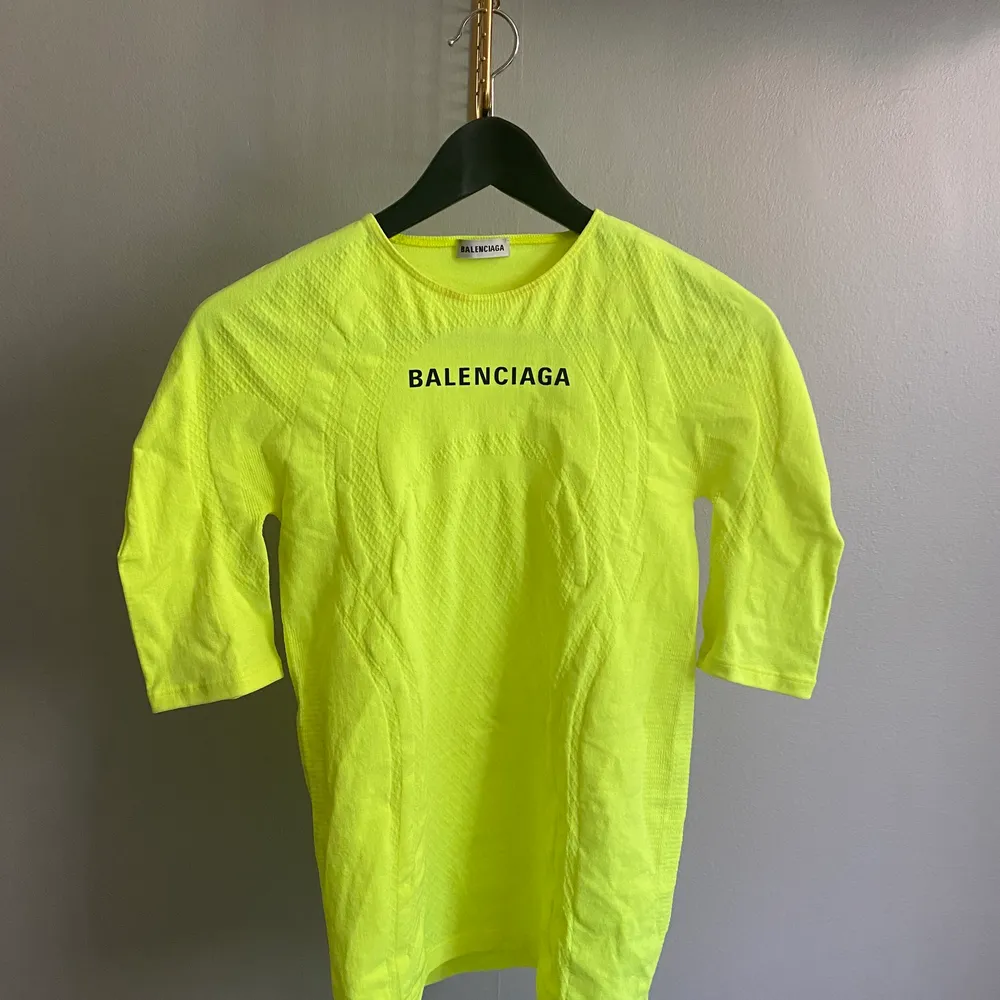 Snygg funktions t-shirt från Balenciaga, köpt på ABCD i göteborg, strl 40, sitter som S, neongul. Toppar.
