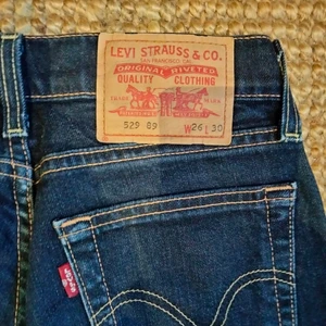 Levi's jeans - Säljer mina Levi's jeans i storlek w26/L30 som är i bootcut och low waist modell. Jeansen är i superfint skick och nästan aldrig använda men tyvärr för små för mig.