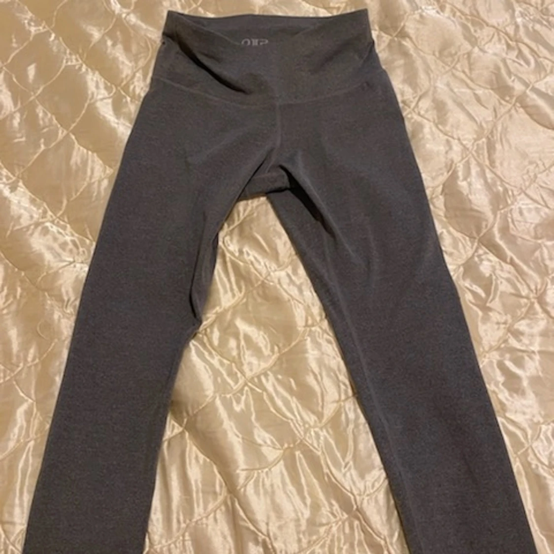 Jätte finna gråa jympabyxer.