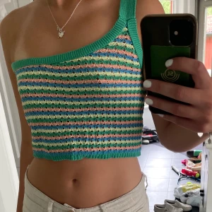 Topp från stradivarius - Jättefin topp till sommaren från stradivarius. Storlek S, aldrig använd då det inte är min stil. Kan frakta eller mötas💕