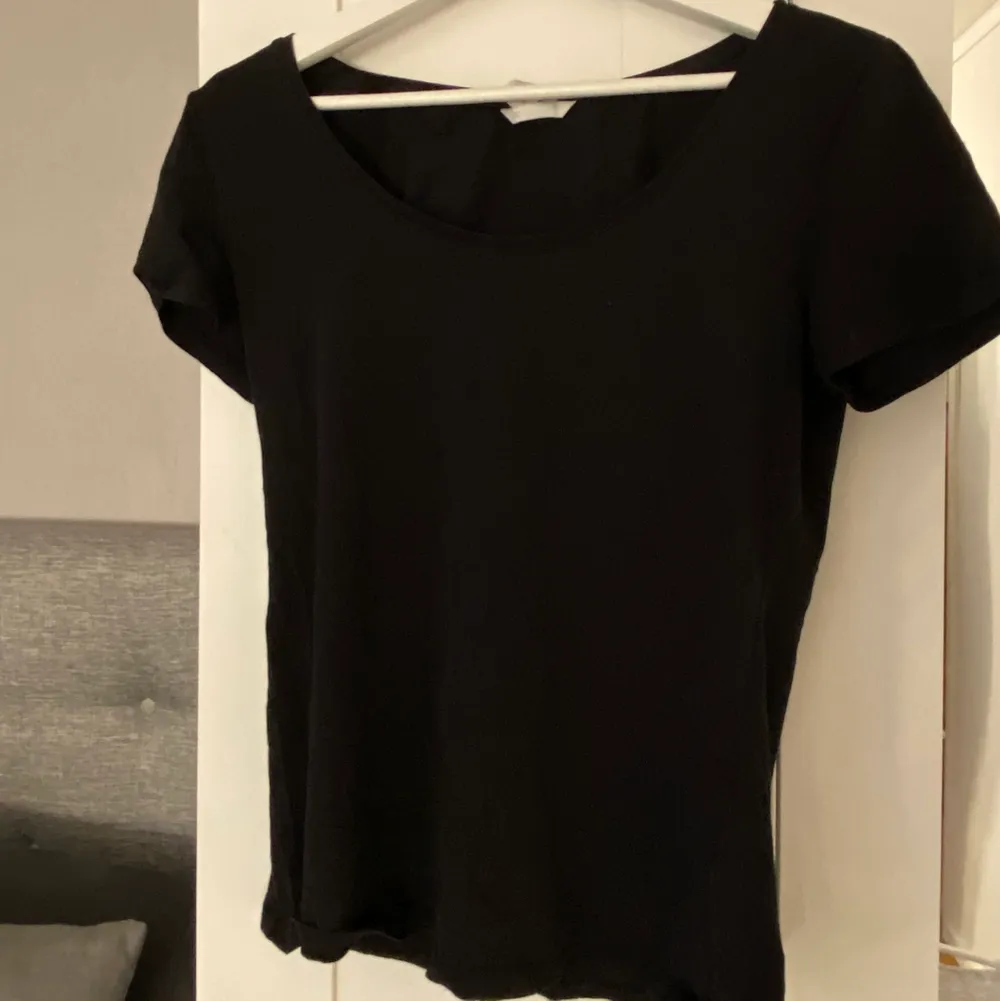 En svart bomulls t-shirt från H&M i storlek M. Säljes för 50 kr+frakt. T-shirts.