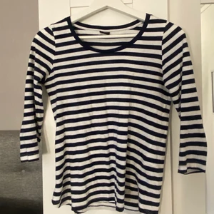 Tröja - En vit & marinblå randig tröja från GinaTricot i storlek xs med trekvartslånga armar. Säljes för 40 kr+frakt