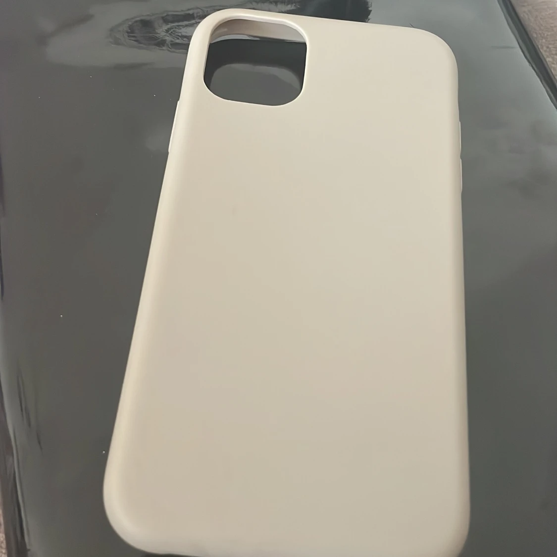 Ett skal för iPhone 11 som är beige och är helt nytt 