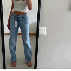 Zara jeans (ljusblå) - (Lånade bilder) säljer mina ljusblå midrise zara jeans i storlek 34 då de aldrig kommer til användning, använda 1 gång så i nyskick❤️❤️ 
