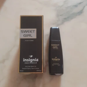 Parfym  - Insignias parfym Sweet Girl 30 ml. Den är helt oanvänt och är bara öppnad. Original pris är 50 kr och säljer den nu för 40kr. 