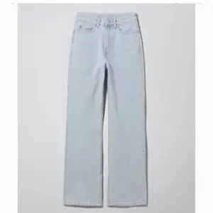 Jeans från weekday med slits i storlek 26😍 Köpta här på Plick och använda ca 3 gånger men säljer då de tyvärr blivit för små! Säljer för 150!