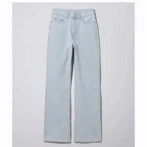 Weekday jeans - Jeans från weekday med slits i storlek 26😍 Köpta här på Plick och använda ca 3 gånger men säljer då de tyvärr blivit för små! Säljer för 150!