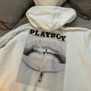 Playboy  - Playboy Hoodie i vit. Fortfarande snygg! 