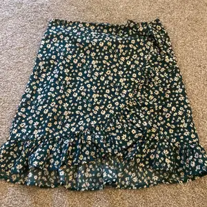 Säljer denna söta volang kjol fårn shein💞 säljer för ett väldigt bra pris💞 använd ett fåtal gånger så ser helt ny ut💞 är på mos 30 juli så kan mötas upp där 💞