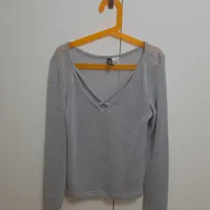 Nu säljer jag denna glittriga tröja. Super fin men är lite genomskinlig. Stl XS Tvättas innan & priset kan diskuteras  Kan skicka men köparen står för frakt. ⚠️finns ute på fler sidor⚠️ kan skicka privat bilder på hur den sitter på.  