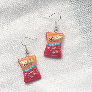 En nyhet som jag verkligen älskar! (Förlåt för suddig bild) :) örhängen i form av cheetos-påsar! Wow😍 30kr/paret, frakt tillkommer på 14kr! Skriv till mig vid intresse💛
