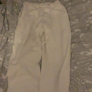 Linnebyxor storlek xs - Säljer mina linnebyxor för 100 plus frakt📦💓 Dom är jätte sköna och passar dig som är runt 154-169 kanske💗💗