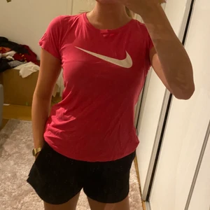 Nike T-shirt  - Rosa träningstopp  Storlek S Fint skick