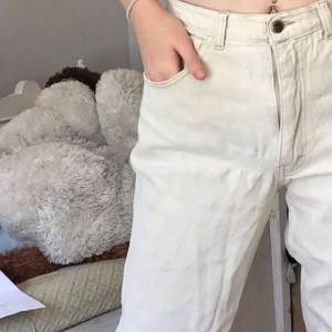 Vita jeans - Coola vita jeans från Department store. De ser lite skrynkliga ut på bilden men de behöver bara strykas. Bra material. Köparen står för frakt🚙. 