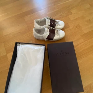 Valentino open - Valentino open i färgen Burgundy, enligt mig väldigt en unik färg. Skicket är hur bra som helst, enbart lite slitningar i innersulan. 8/10. Köpte för 5720kr, bud startar på 2,400 köp direkt för 2750. Storlek 41,5 passar mig som har 42 vanligtvis och 42,5