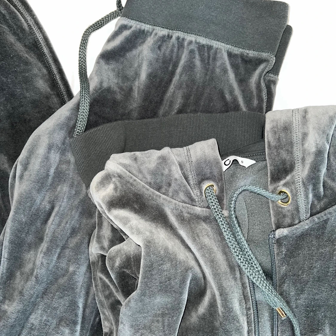 Mörkgrönt mjukisset från Cubus - 91