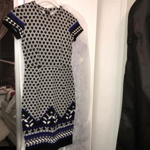 Klänning från H&M storlek 36 - Storlek 36 Knappt använd   Hämtas i vallastaden i Linköping Kan fraktas, köparen står för frakt.