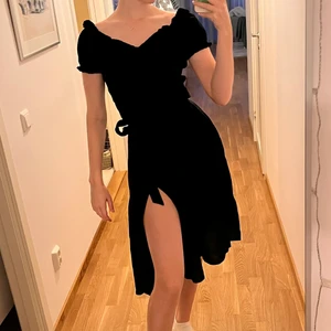 NaKd svart mid klänning stl 40 - Helt ny men köpt förra året, lappen kvar. Är för stor därför jag säljer men söt klänning med volanger vid ärmarna och neckline. 