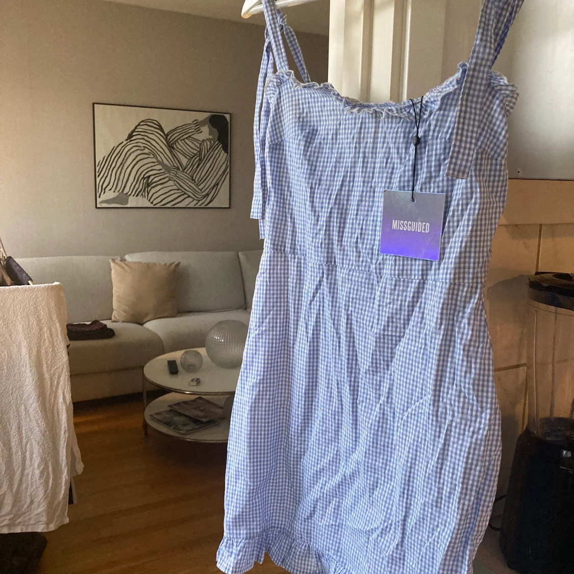 Helt ny klännig som legat i en garderob . Lite skrynklig  - 90