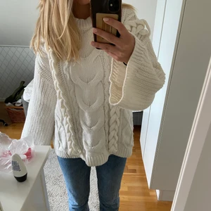 Fin stickad tröja💓 - Jättefin vit stickad tröja💓 säljer pga att den inte kommer till användning, använd endast ca 3 ggr. 😇