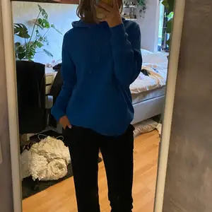 Fin mörkblå hoodie, bra skick. Nypris 350 kr, köpare står för frakt☺️