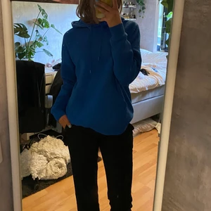 Blå hoodie  - Fin mörkblå hoodie, bra skick. Nypris 350 kr, köpare står för frakt☺️