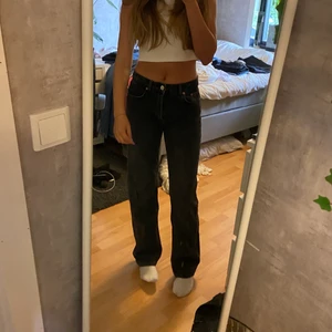 Zara mid rise straight jeans - Populära trendiga grå/svarta jeans från Zara, knappt använda. Nypris 400 kr, köpare står för frakt☺️
