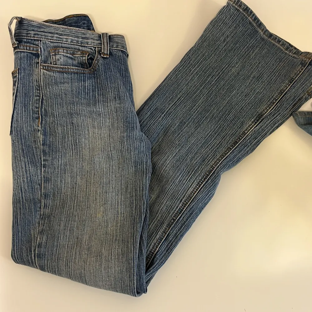 Jeans från brandy Melville med ett ribbat material köpta för 300. Lite skav på banden för bälten. Högmidjade. Jeans & Byxor.