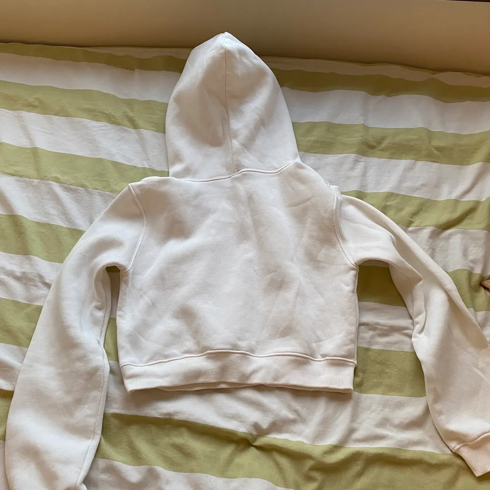 croppad hoodie från Nelly trend i M, skitsnygg men tyvärr för liten :( Utan tryck eller liknande🌹🌹 . Hoodies.