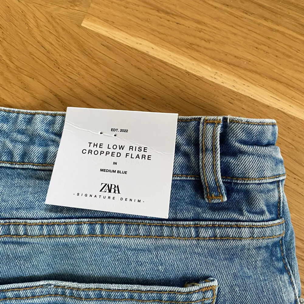 Helt nya Zara jeans storlek 40! Aldrig använda.  Nypris: 400kr Mitt pris: 200kr Jag står för frakten!. Jeans & Byxor.