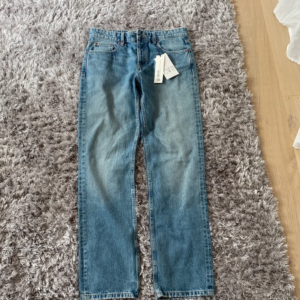 Ett par straight jeans från zara som är slutsålda.Dom är helt oanvända pågrund av att dom är förstora för mig. Lapparna sitter även kvar. Köpare står för frakt 59kr. Jeans & Byxor.