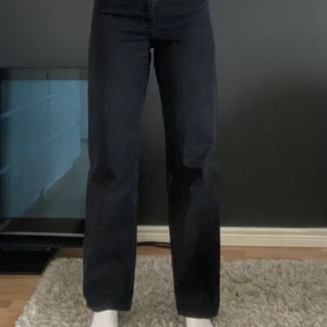 Jeans - Oanvända jeans ifrån monki. Storlek 36.
