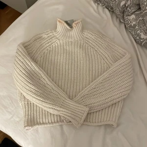 vit stickad tröja  - vit stickad tröja från hm. aldrig använd så i fint skick förutom sminket på halsen då jag köpte den så. (därför det nedsatta priset) tvättar såklart tröjan innan jag skickar iväg för vill ej skicka iväg den så dom jag fick den:)  köparen står för frakten!