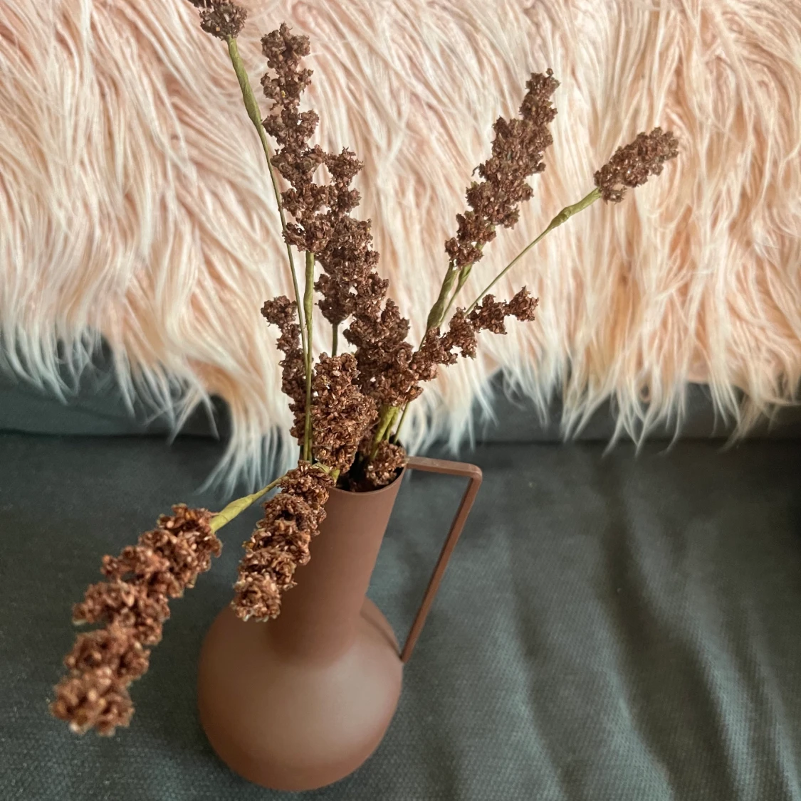 Brun vas + plastblommor - 90