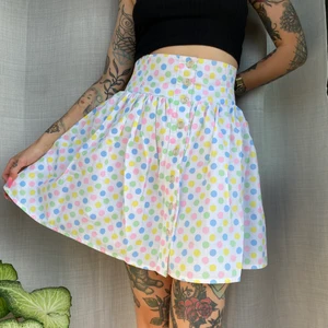 Färgglad pomkadot kjol - • Super cute och färgglad kjol • Hög midja med strick på sidan, knappar hela vägen upp på framsidan. Kan passa upp till XL. 