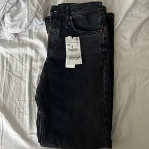 Säljer dessa populära zara jeans. Dem finns ej kvar på hemsidan. Str 38, aldrig använda. Säljer pga att dem är för stora!