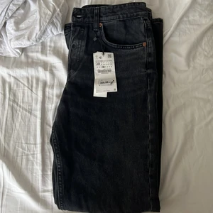 Zara jeans  - Säljer dessa populära zara jeans. Dem finns ej kvar på hemsidan. Str 38, aldrig använda. Säljer pga att dem är för stora!