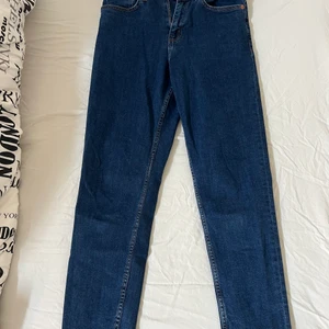 Mango jeans stl.34 - Mörkblåa mom jeans från mango. Använd ett fåtal gånger men i bra skick. Sitter lite för tight på mig