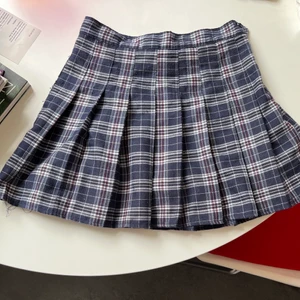 ✨Rutig kjol✨ - Kjol med cykelshorts under!! (Bild 2)