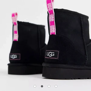 UGGS - Säljer mina uggs, special edition, rosa detaljer på baksidan, självklart äkta och har även äkthet bevis. Köptes för ca 1900 på zarlando!  Storlek 39 men passar 38 också, sparsamt använda och ett okej skick❤️