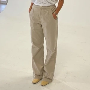 Cotton on the go pants DJERF AVENUE - Säljer ”Cotton on the go pants sand” i storlek XXS från Djerf Avenue. Sitter som en xs/liten s. I väldigt fint skick, använda ett fåtal gånger. Nypris 1499.