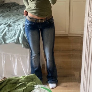 Jenas  - Säljer nu dessa jenas, jätte fina och sköna och sitter fint, dom är lågmidjade och bootcut med tryck på fickorna i bak, hör av er om ni har frågor💓