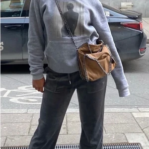 Hoodie - Säljer denna svarta hoodien med ett sjukt snyggt tryck i storlek S men passar också XS💗  Är i bra skick och är inte trasig på något sätt💗 