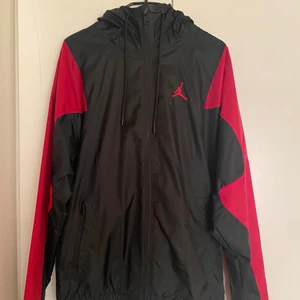 NIKE AIR JORDAN windjsxket🔥 - Oanvänd.Strl L. Oversized på mig som är S/M Nypris 1 299;- Mitt pris 800;-