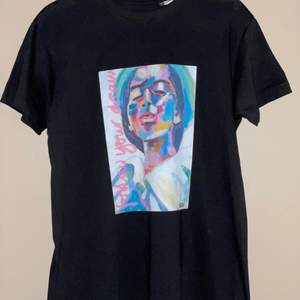 Säljer en supersnygg t-shirt med ett konstverk som motiv 