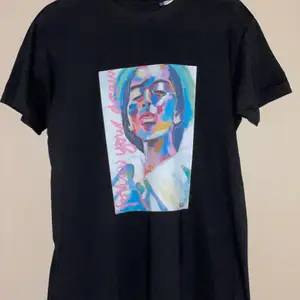 Säljer en supersnygg t-shirt med ett konstverk som motiv 