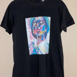 T-shirt med ett konst tryck  - Säljer en supersnygg t-shirt med ett konstverk som motiv 