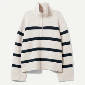 randig sweater med dragkedja - söljer då jag har två! jättefin och i nyskick, storlek M men passar även som en xs-s fast lite oversized, helt slutsåld!