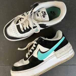 air force - använda fåtal gånger skick 7/10  inga skador bara smutsiga skorna har även reflex (sista bilden)