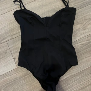 Bodysuit  - Storlek xs från Zara, sitter tight mot kroppen och ger en push up vid bysten. 
